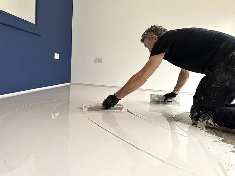 Pose de sols souples PVC et résine pour logements et locaux professionnels par BTP Pro Serv