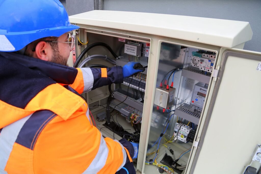 électricien intervenant sur un coffret électrique