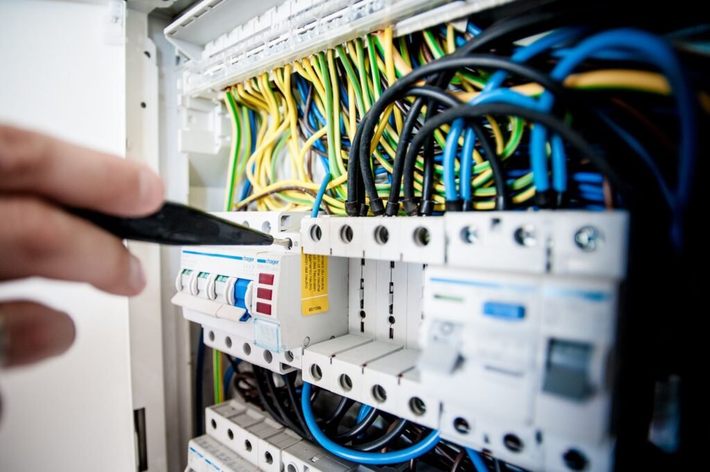 électricien réparant un tableau électrique