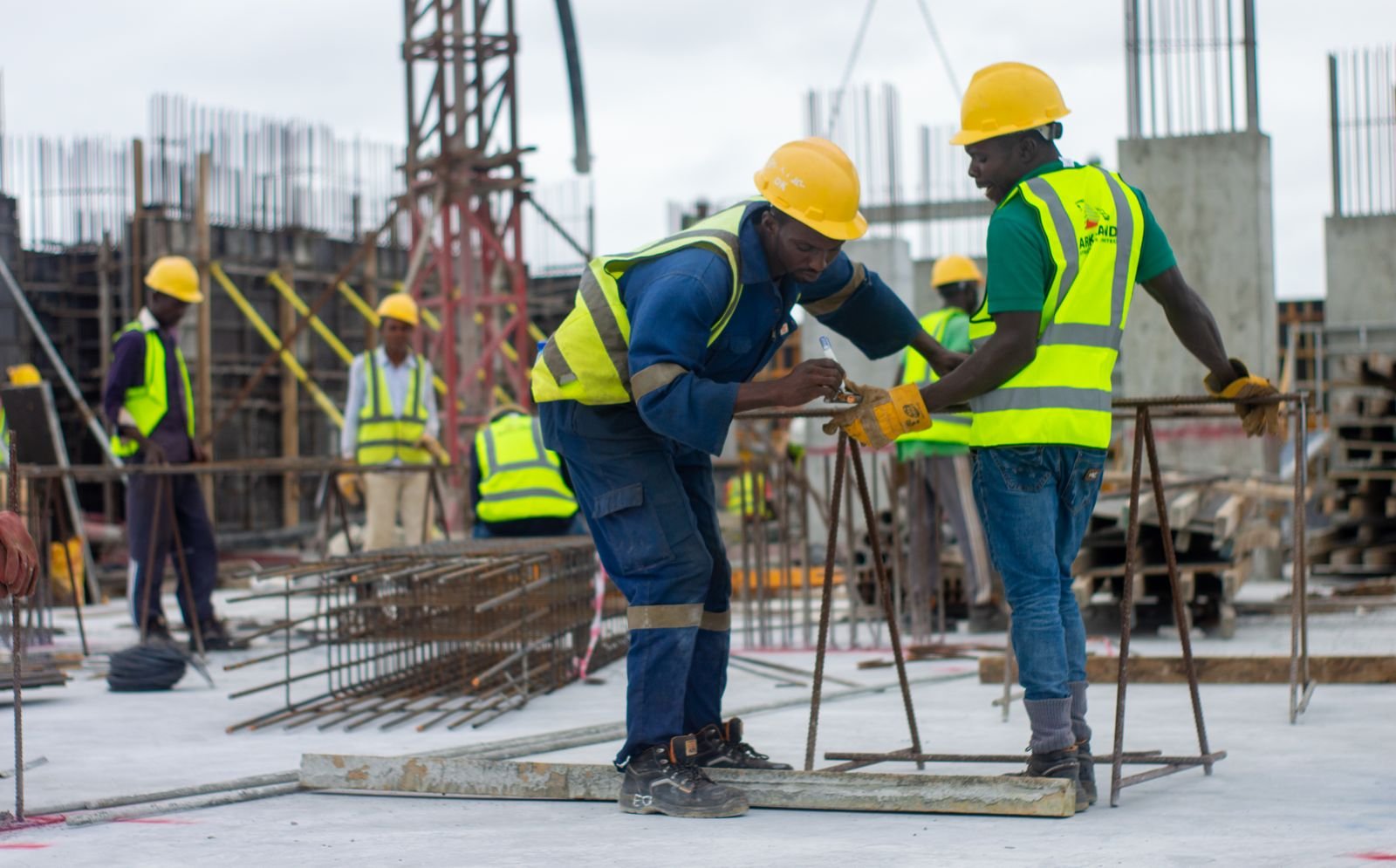 équipe d'artisans BTP sur un chantier de construction chape dans les Yvelines