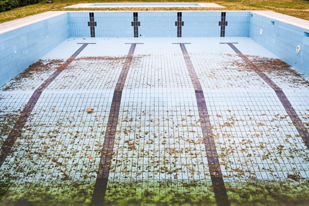 Piscine vide en cours de construction