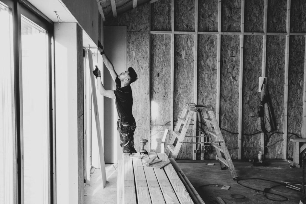 Ouvrier travaillant à l'intérieur d'une maison en rénovation