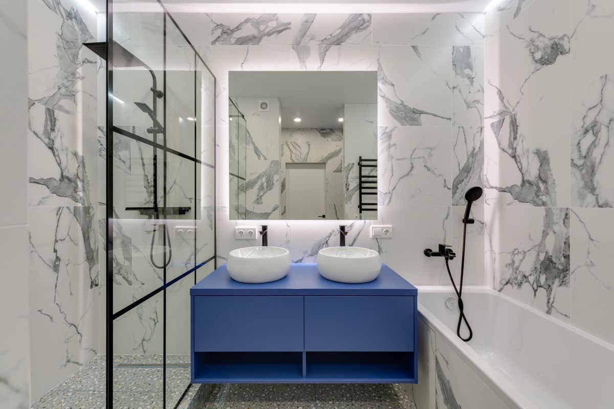 Artisans et métiers du bâtiment à Paris et en Île-de-France Realisation de salle de bain avec douche et baignoire moderne – Carreleur dans les Hauts-de-Seine (92)
