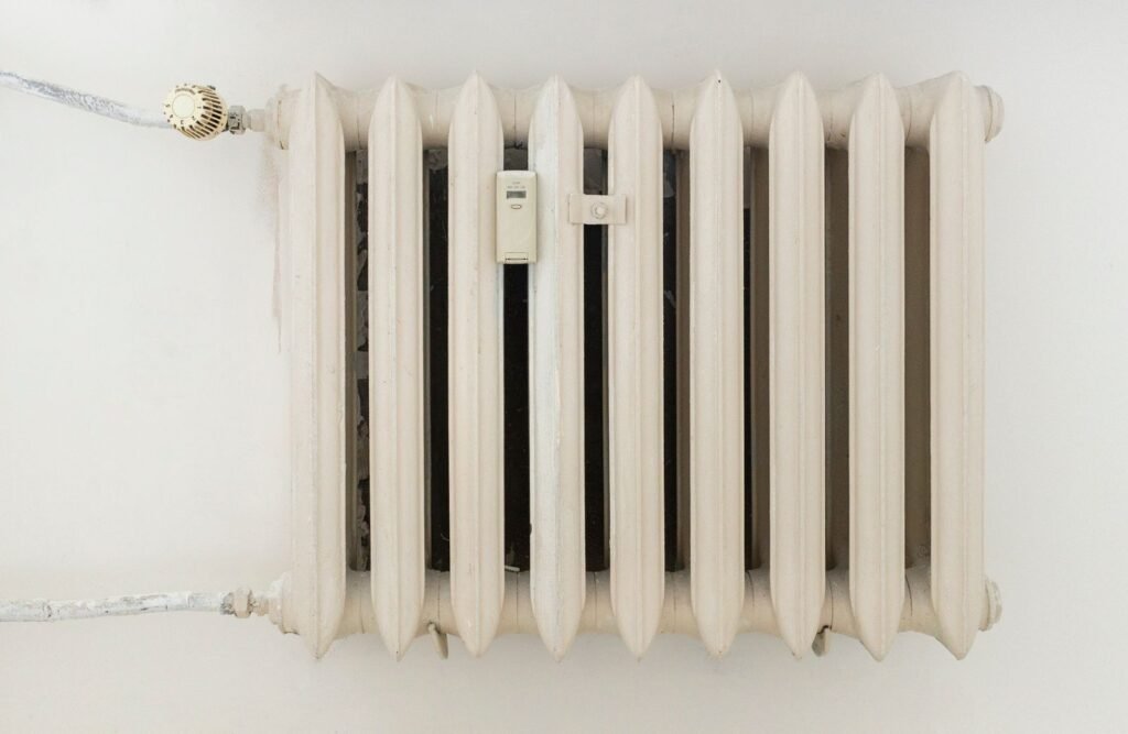 Radiateur électrique blanc dans une pièce rénovée