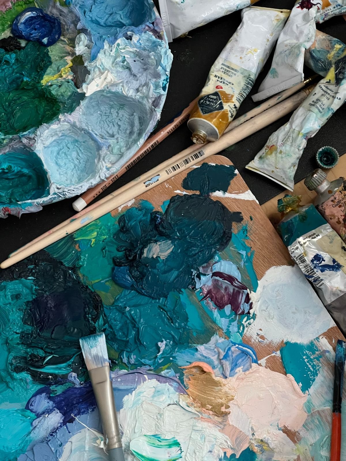 Artisans et métiers du bâtiment à Paris et en Île-de-France Pots de peinture, pinceaux et palette de couleurs de peintre – Peintre en bâtiment en Essonne (91)