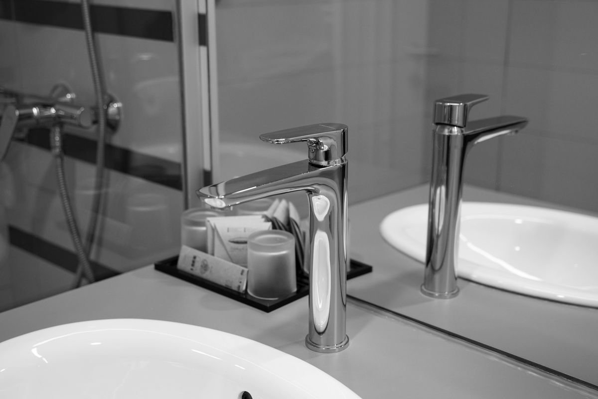 Robinetterie inox vérifiée lors d'une visite d'entretien – Travaux de Plomberie dans le Val-de-Marne (94)