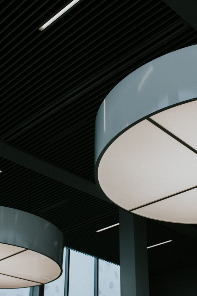 Éclairage d'un intérieur commercial moderne