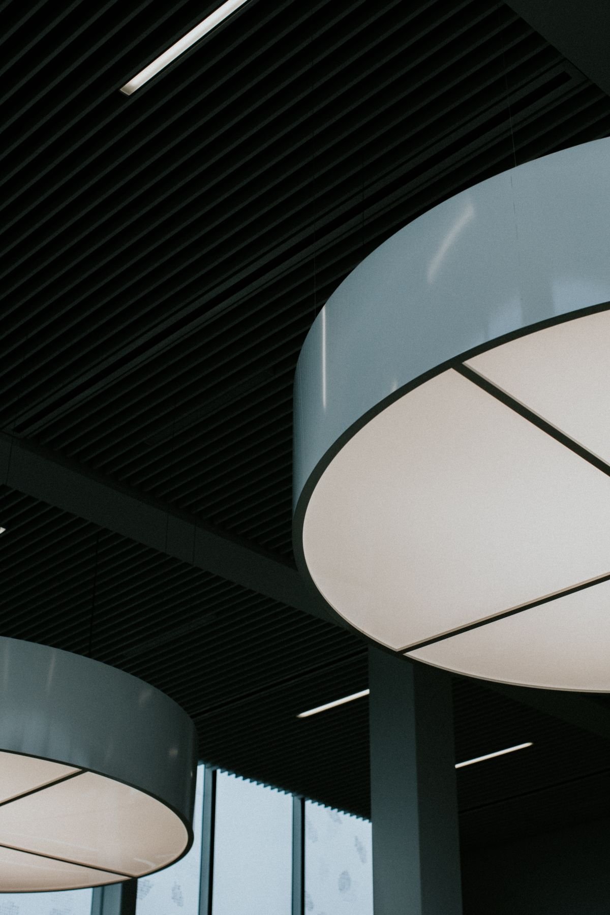 Artisans et métiers du bâtiment à Paris et en Île-de-France Éclairage d'un intérieur commercial moderne – Devis électricien en Essonne (91)