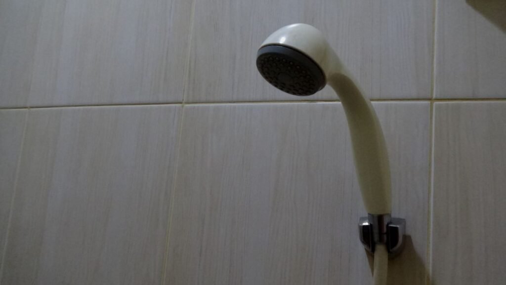 Douche avec joints étanches dans une salle de bain