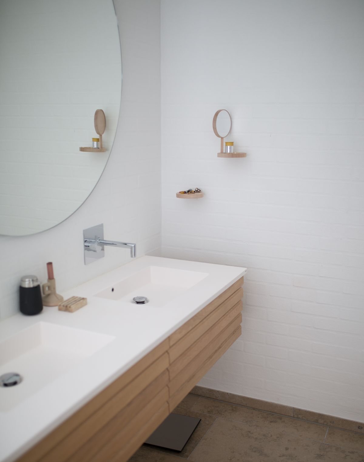 Artisans et métiers du bâtiment à Paris et en Île-de-France Double vasque avec miroir dans une salle de bain – Cuisiniste dans le Val-de-Marne (94)