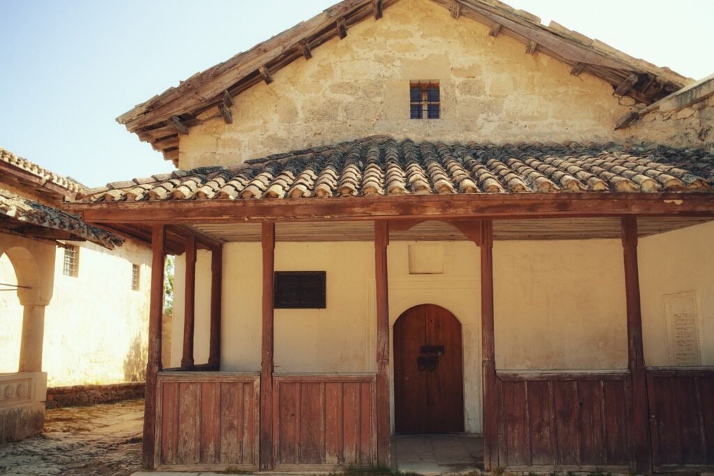 Ancienne maison en pierre avec porche en bois