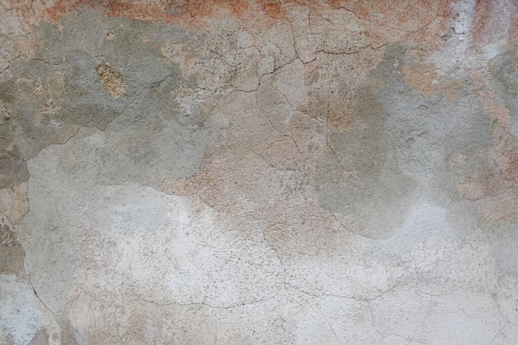 Surface de mur avec ancien enduit fissuré
