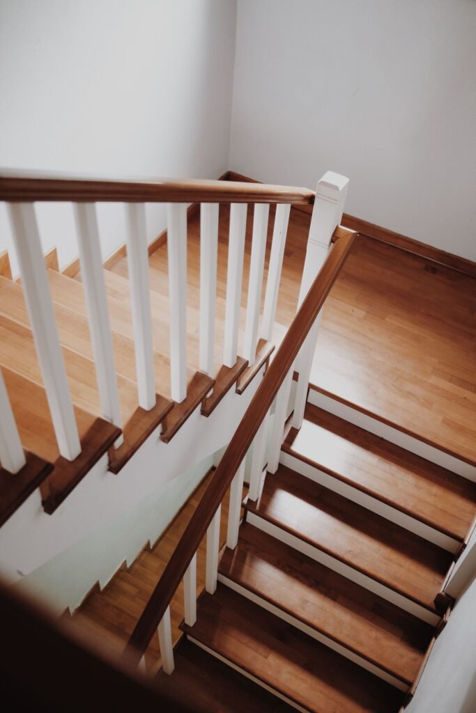 Escalier en bois à l'intérieur d'une maison