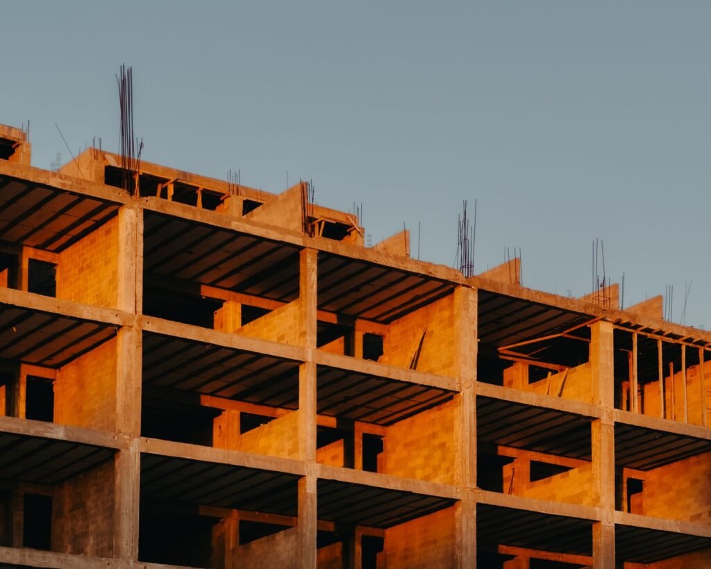 Bâtiment résidentiel en construction avec échafaudage