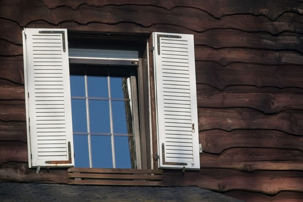 Volets blancs sur une maison en bois