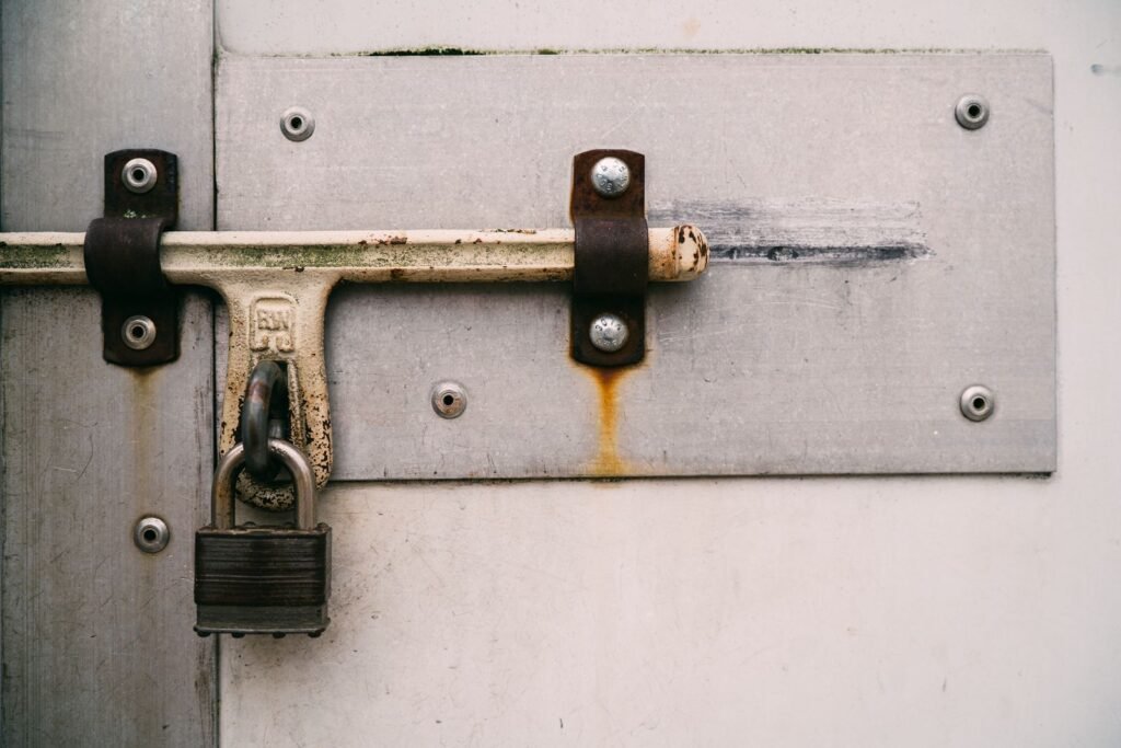 Porte métallique fermée avec cadenas
