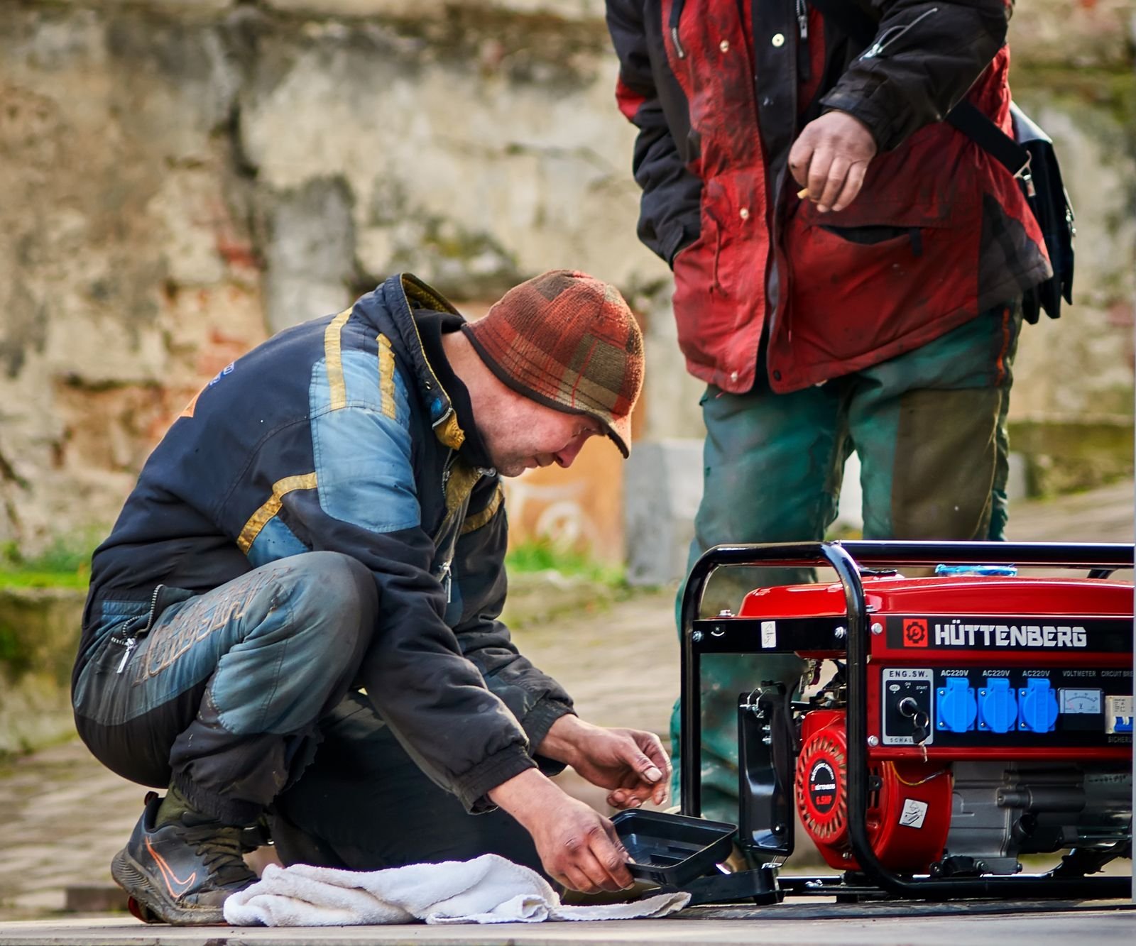 Électricité à Paris et en Île-de-France Techniciens manipulant un groupe électrogène portable – Électricité Maison dans le Val-d'Oise (95)