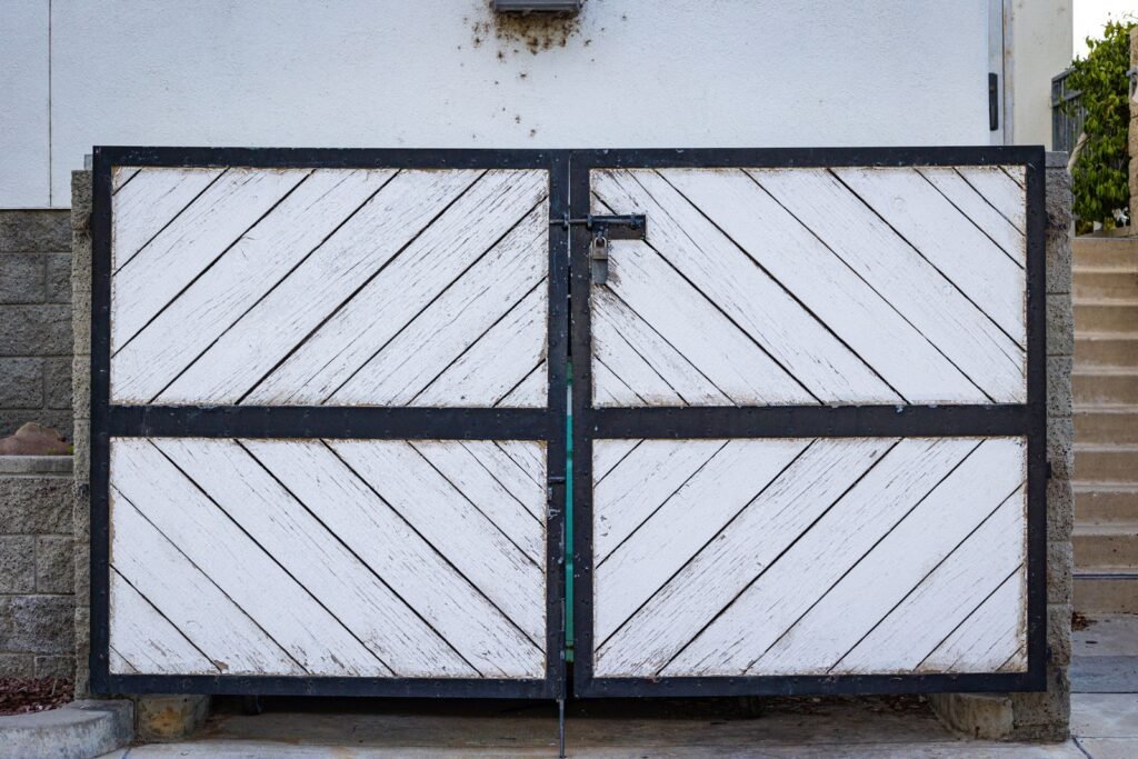 Portail métallique fermé devant une maison