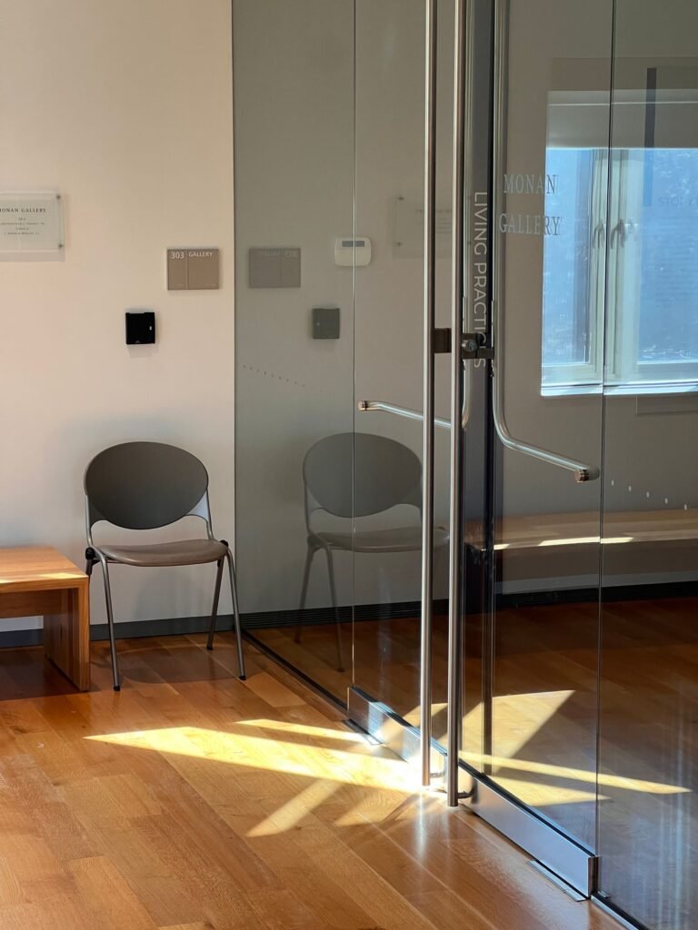 Porte vitrée à l'intérieur d'un bureau