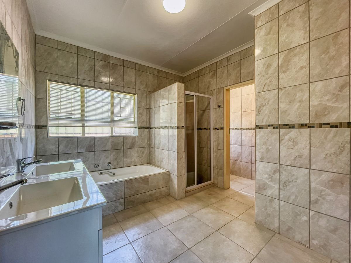 salle de bain moderne avec double vasque et carrelage dans le Val-d'Oise