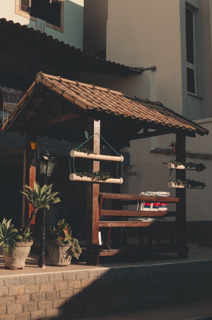 Petite pergola en bois avec pots de fleurs