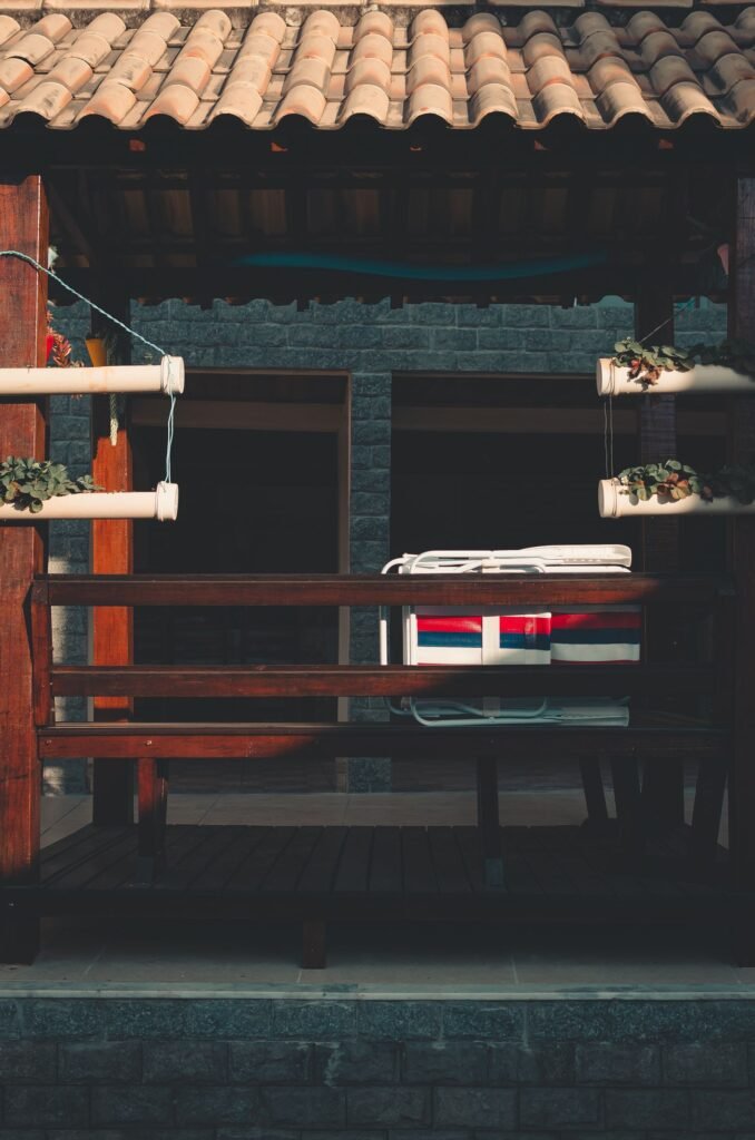 Pergola en bois avec toit en tuiles