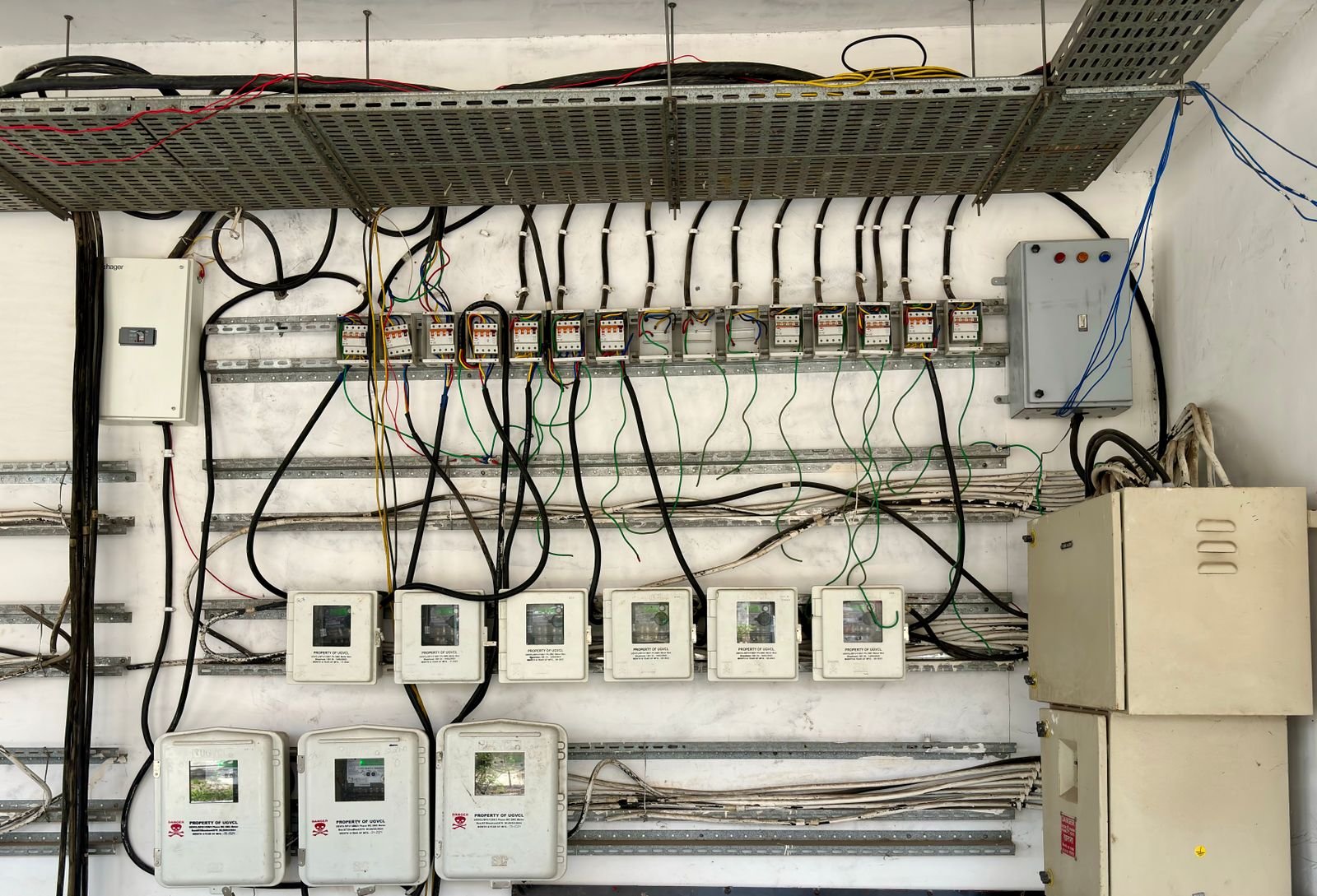 Électricité à Paris et en Île-de-France Tableau électrique ouvert avec câbles et interrupteurs visibles – Électricité Appartement en Seine-Saint-Denis (93)