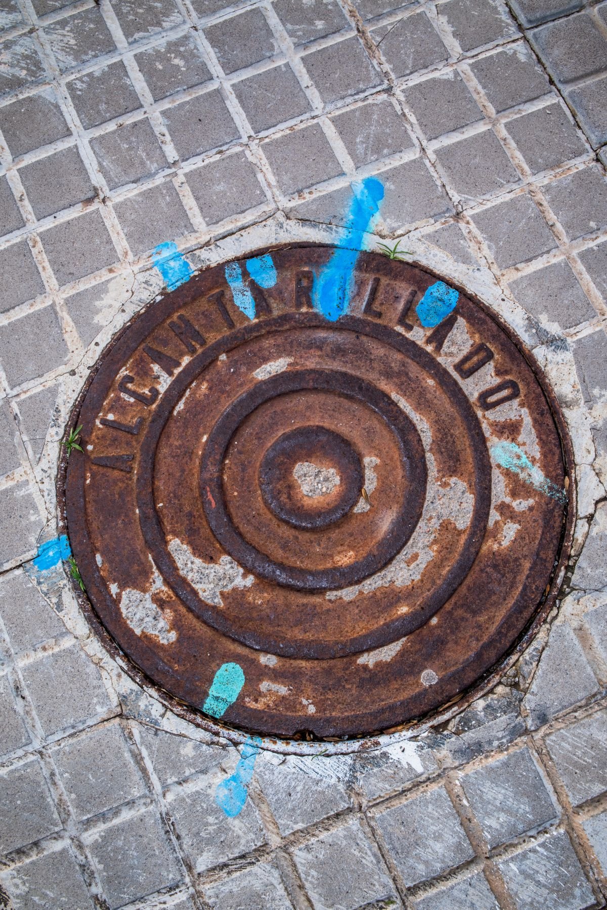 Artisans et métiers du bâtiment à Paris et en Île-de-France Plaque d'égout rouillée avec marquages – Plombier urgence en Seine-Saint-Denis (93)