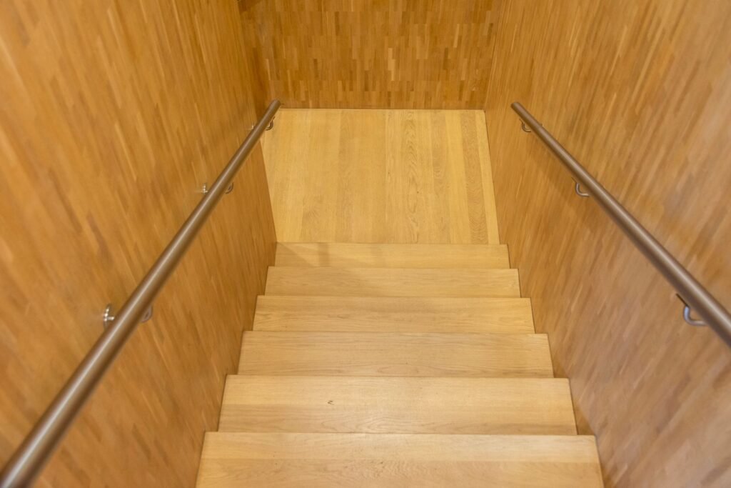 Escalier minimaliste en bois avec garde-corps métallique