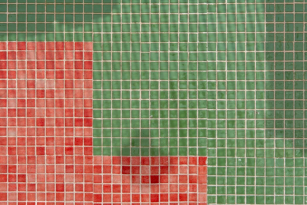 motif de mosaïque colorée posée sur un mur dans les Hauts-de-Seine