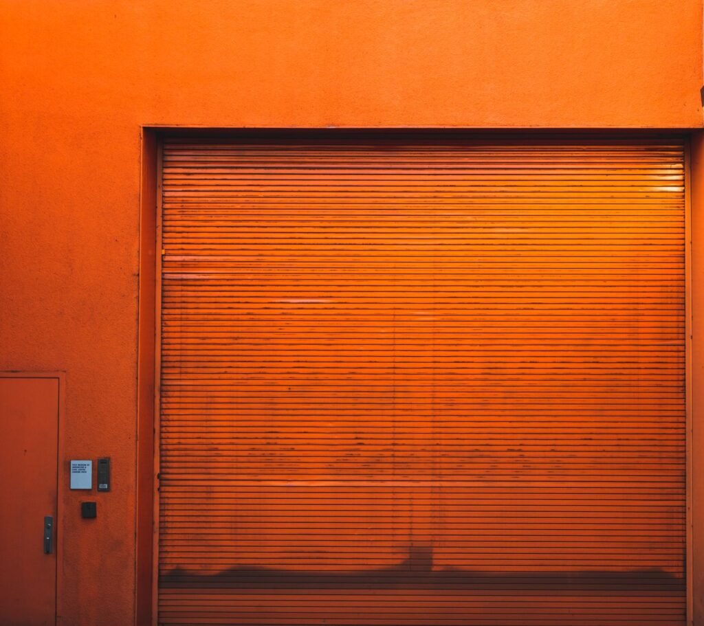 Volet roulant fermé sur une façade de bâtiment