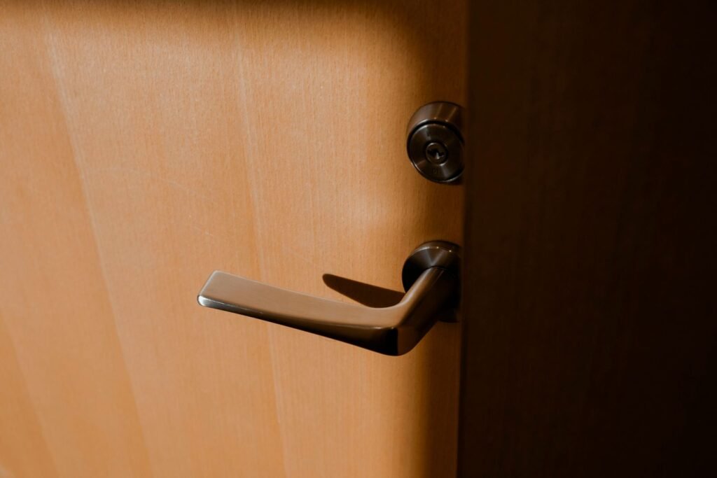Gros plan sur une poignée de porte