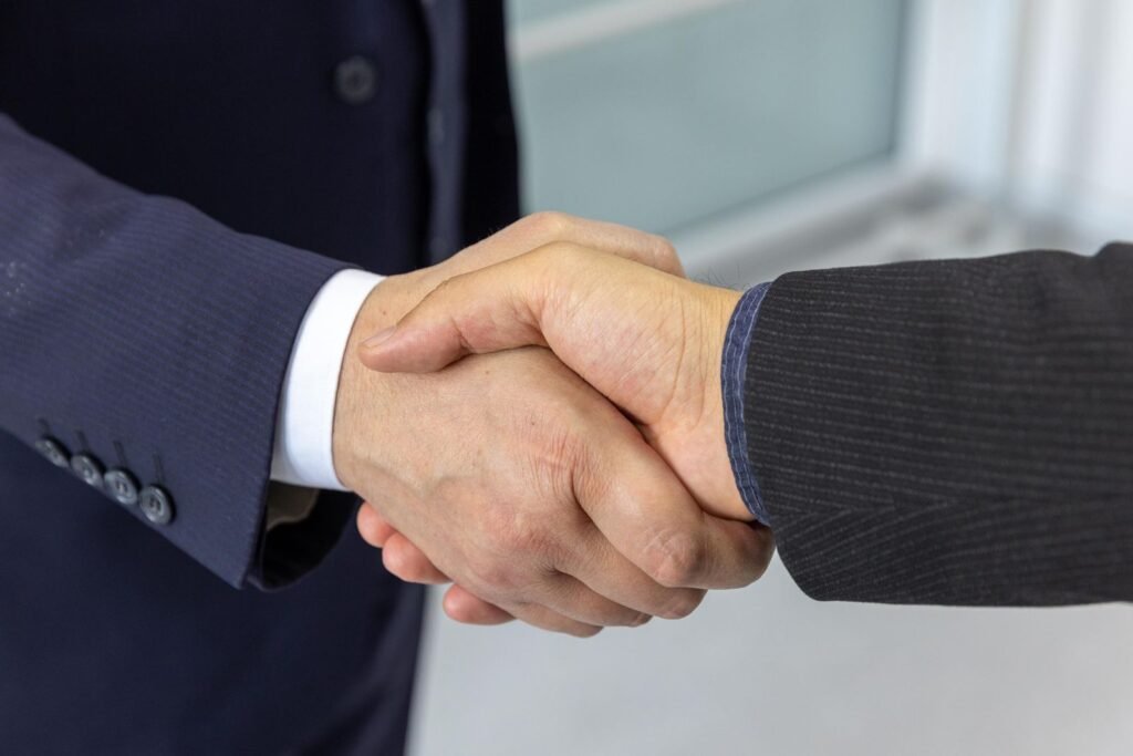 Poignée de main entre professionnels