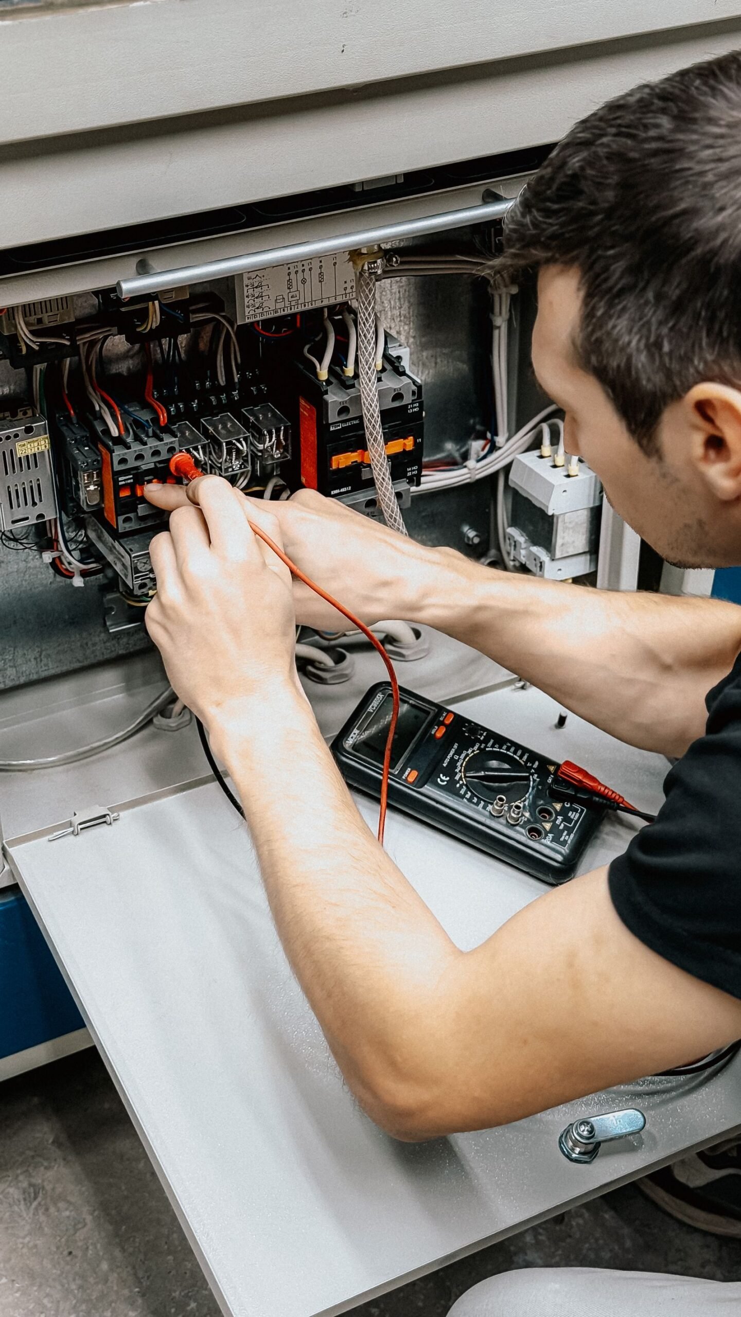Artisans et métiers du bâtiment à Paris et en Île-de-France Électricien diagnostiquant un tableau électrique en urgence
