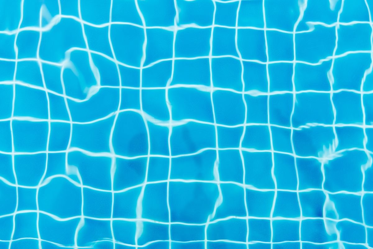 vue de dessus d'un carrelage bleu de piscine dans les Hauts-de-Seine