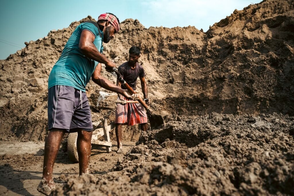 Ouvriers travaillant sur un chantier de terrassement VRD