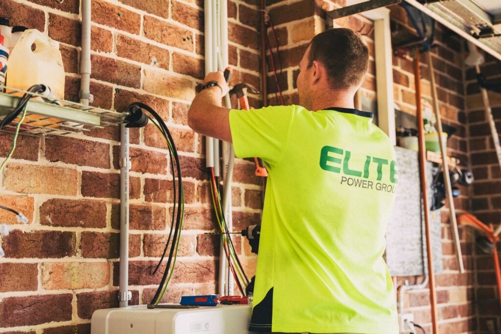 Électricien installant une batterie de stockage solaire