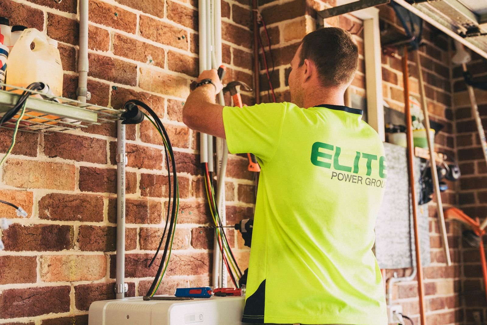Électricité à Paris et en Île-de-France Électricien installant une batterie de stockage solaire – Électricité Maison dans les Yvelines (78)