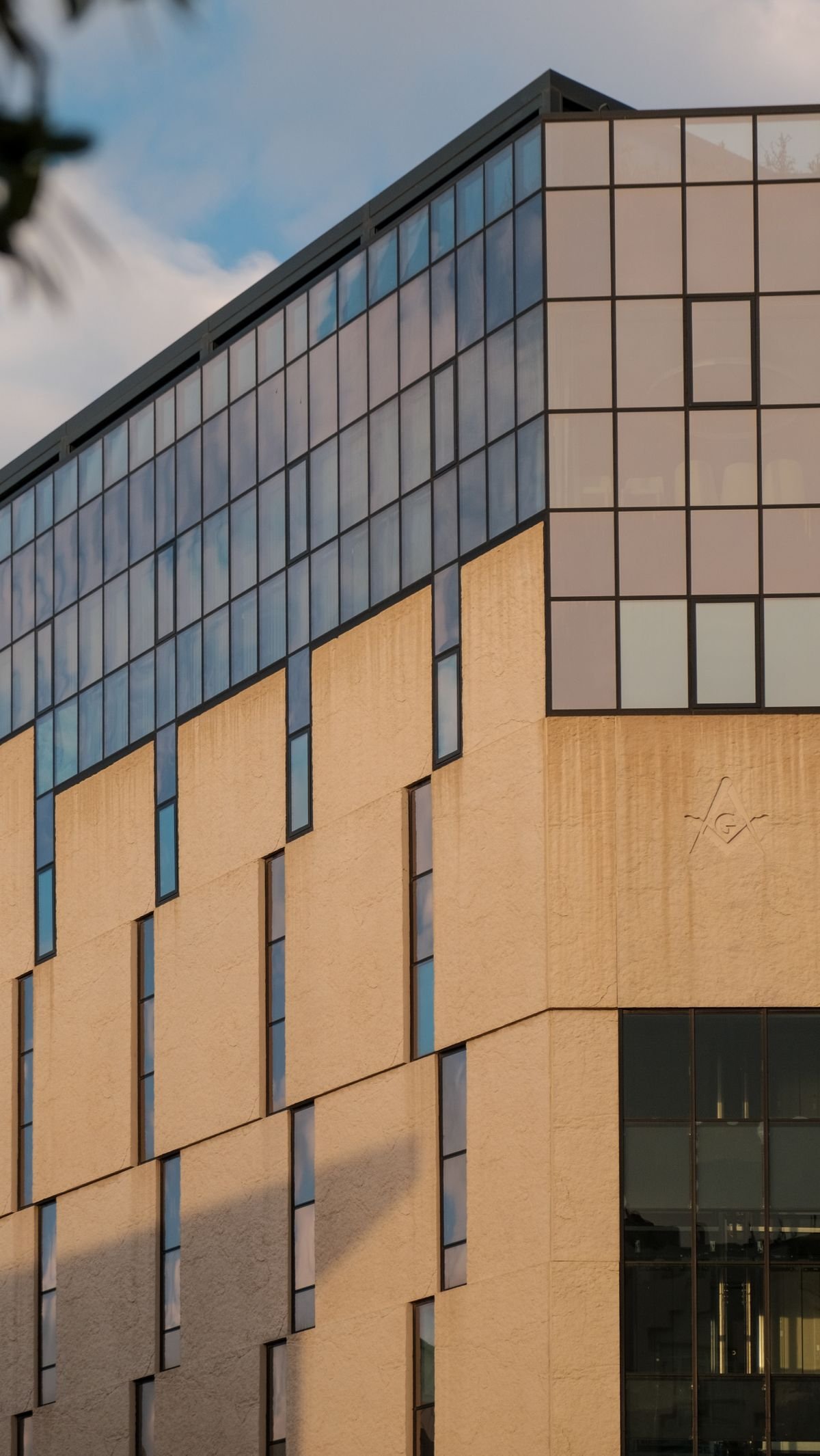 Façade d'un bâtiment de bureaux moderne – Ravalement de façade dans les Hauts-de-Seine (92)