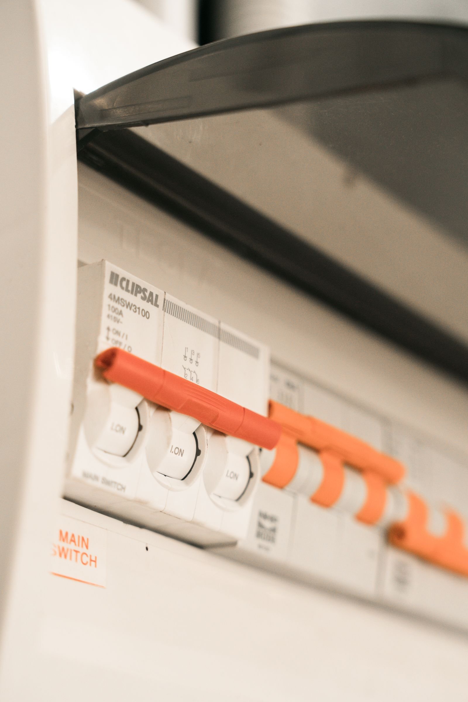 Électricité à Paris et en Île-de-France Gros plan sur des disjoncteurs dans un tableau électrique – Électricité Maison en Seine-Saint-Denis (93)