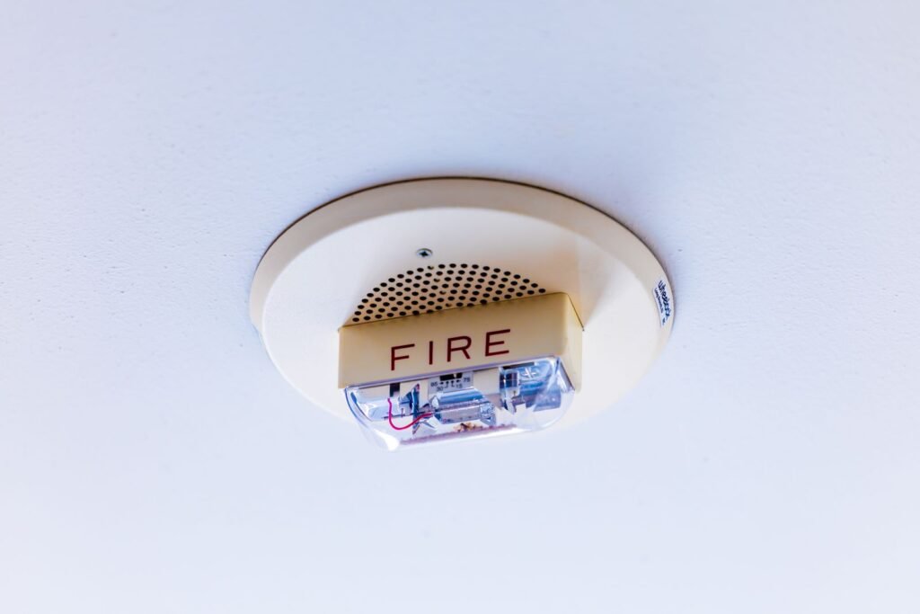 Détecteur de fumée fixé au plafond d'un bâtiment