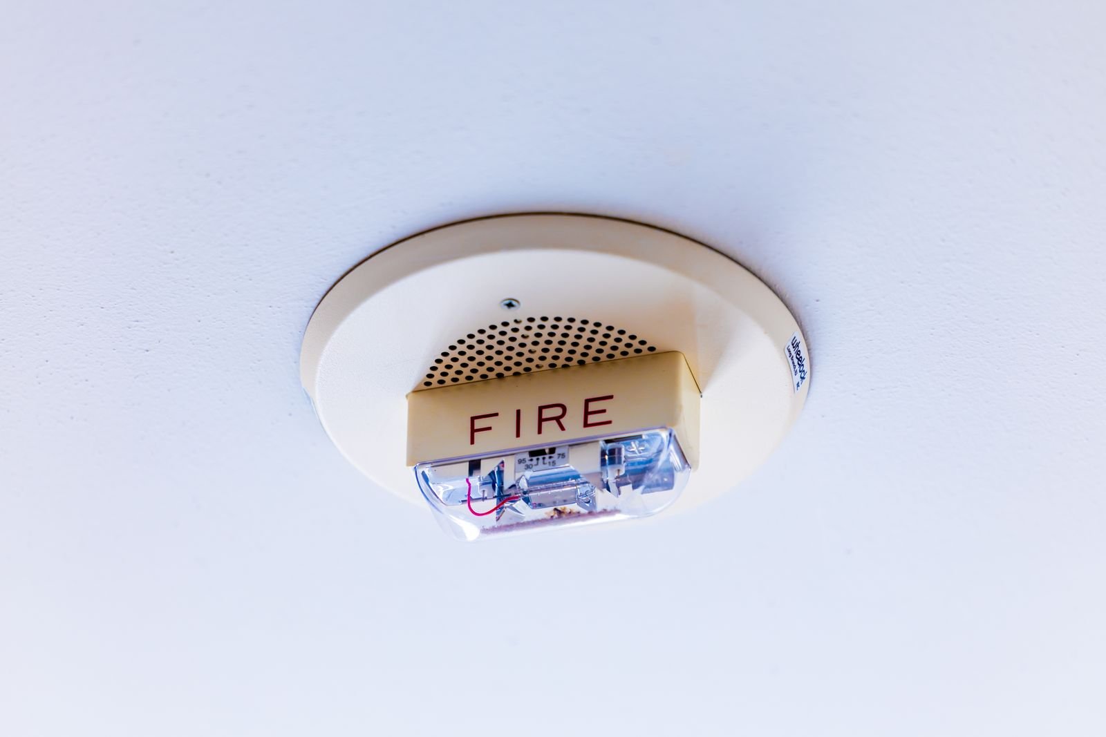 détecteur de fumée fixé au plafond, exemple d'installation technique intégrée à un faux plafond dans les Hauts-de-Seine