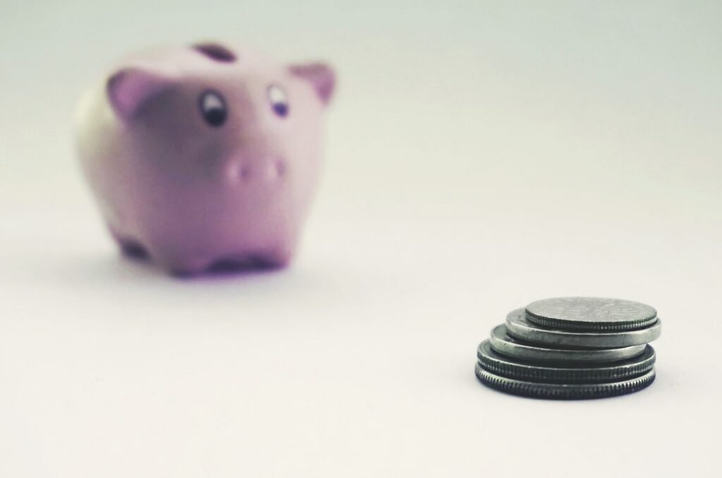 Pièces de monnaie et tirelire