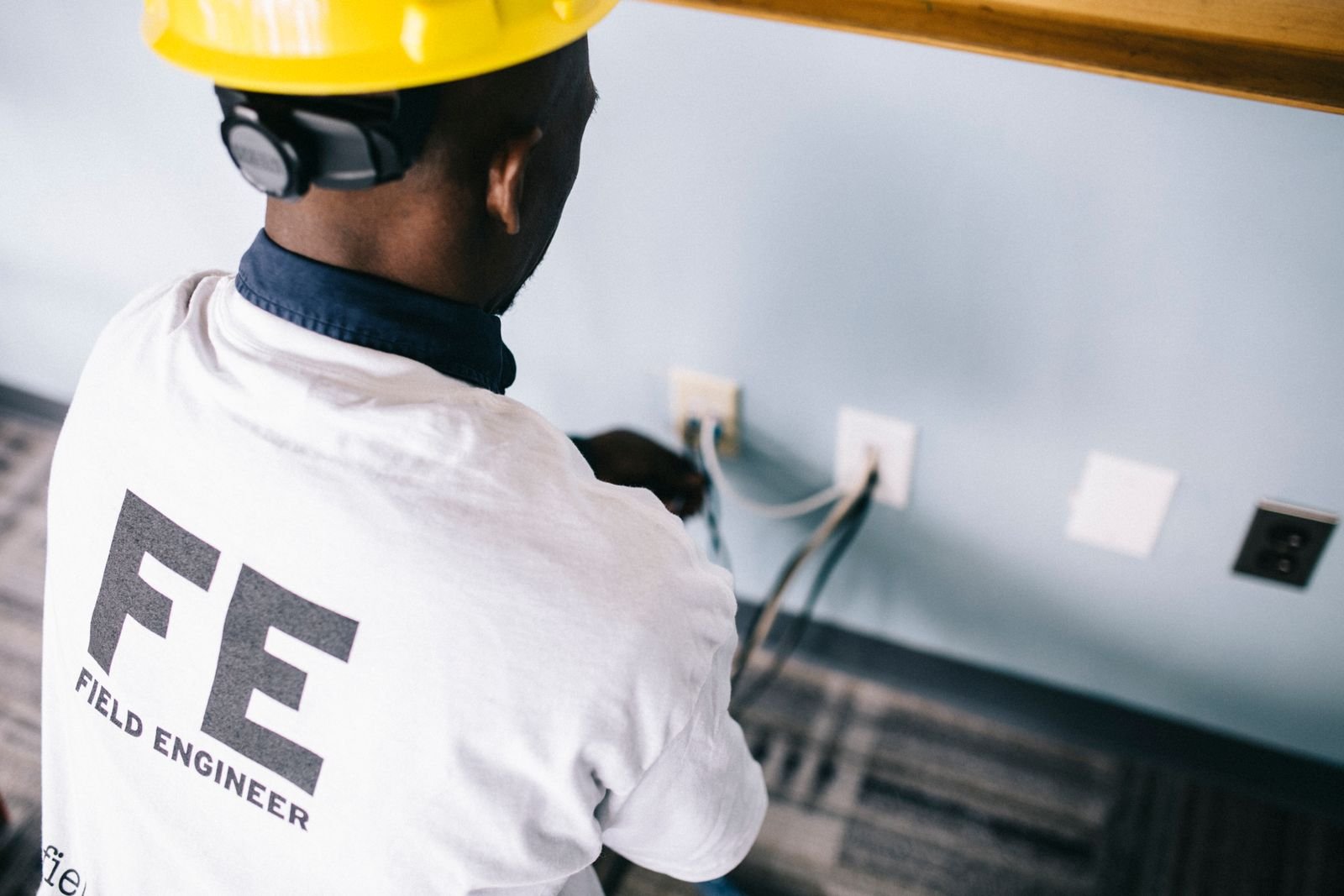 Électricité à Paris et en Île-de-France Électricien réparant une prise et un interrupteur muraux – Électricité Appartement dans le Val-de-Marne (94)