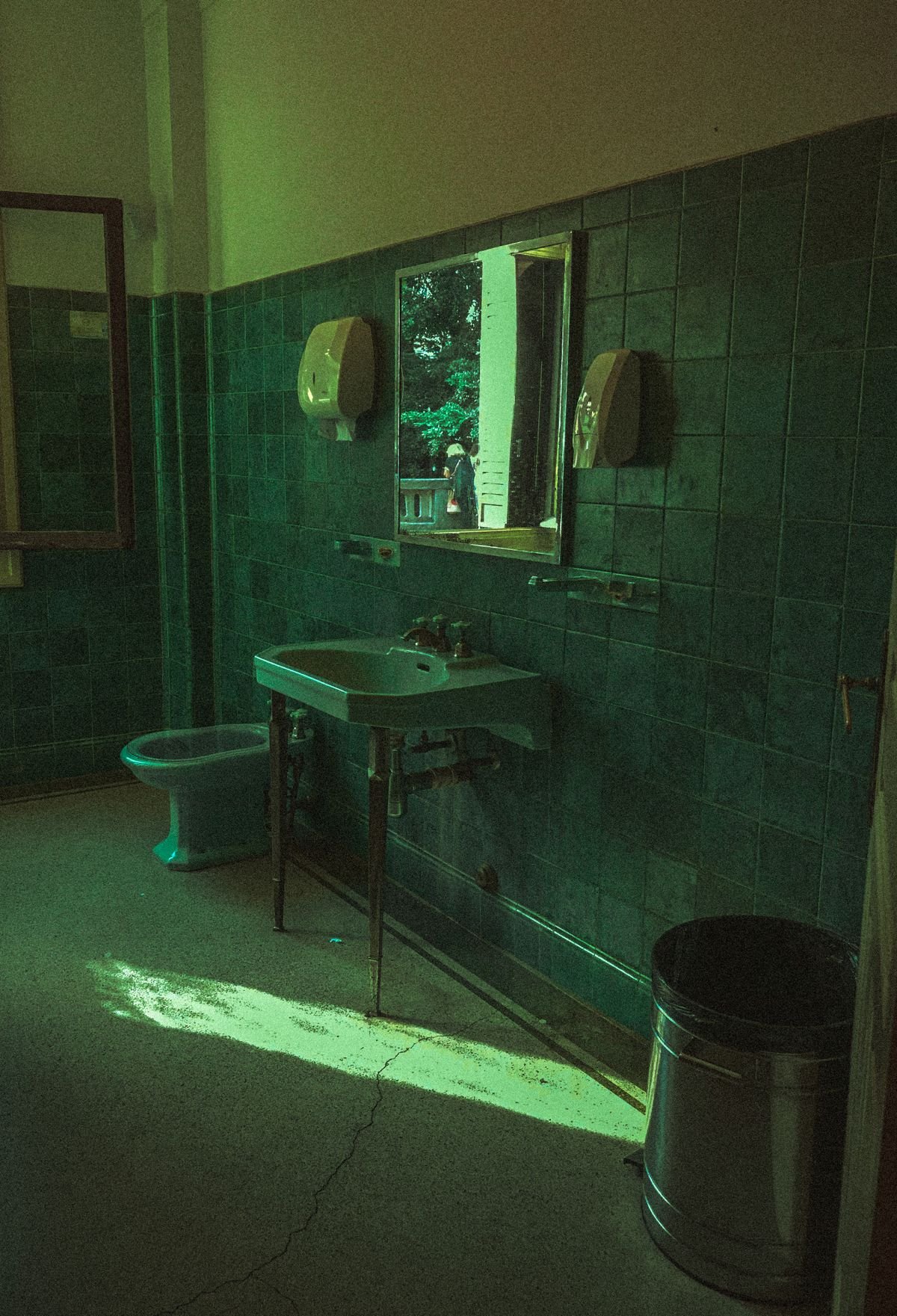 Miroir et sanitaire dans des toilettes rénovées – Plomberie pour Maison Individuelle en Seine-Saint-Denis (93)