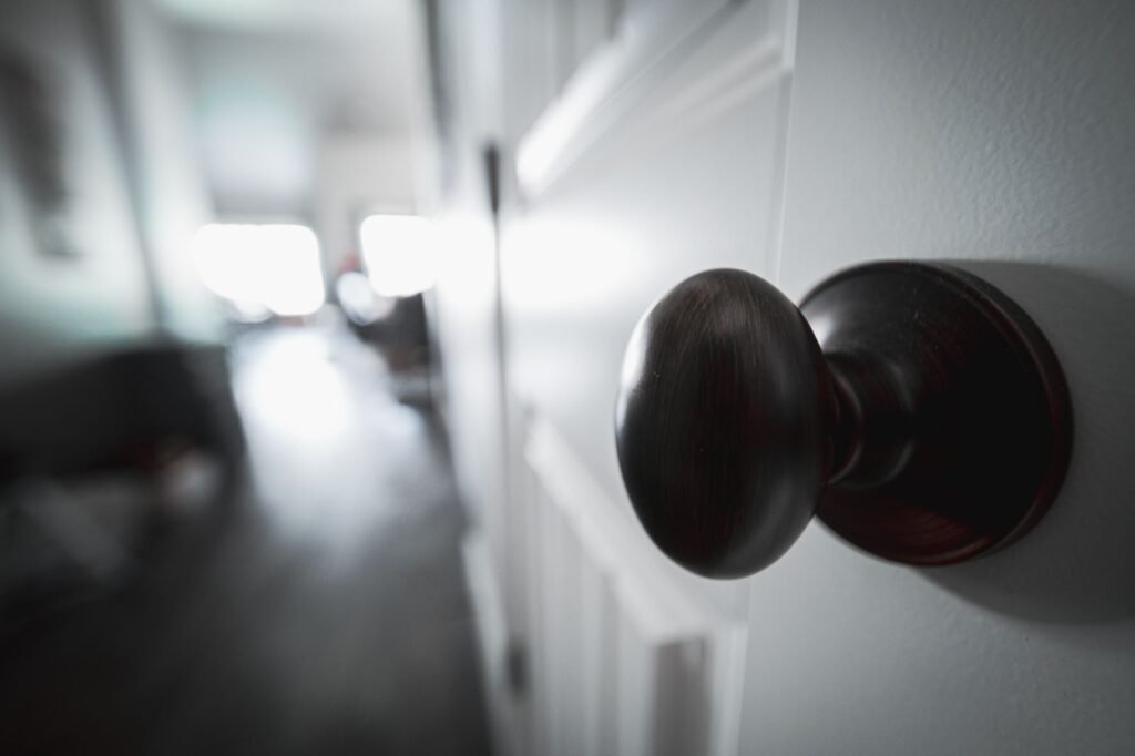 Poignée métallique sur une porte en bois