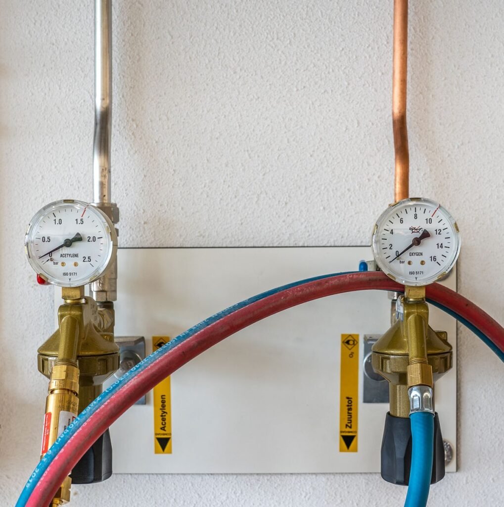 Compteur d'eau rouge et blanc