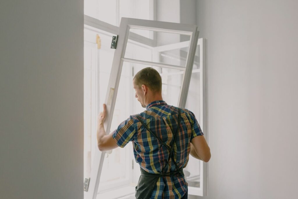 Ouvrier installant une fenêtre lors d'une rénovation