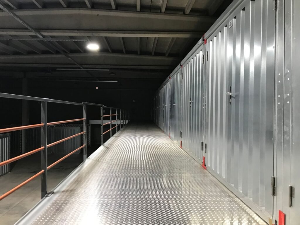 Portes en acier à l'intérieur d'un entrepôt