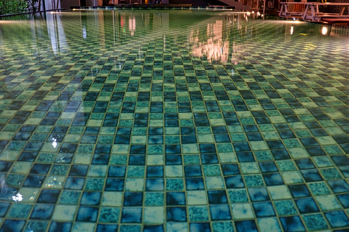 sol carrelé au bord d'une piscine dans le Val-d'Oise